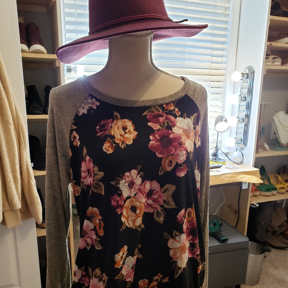 Super cute floral top with pockets